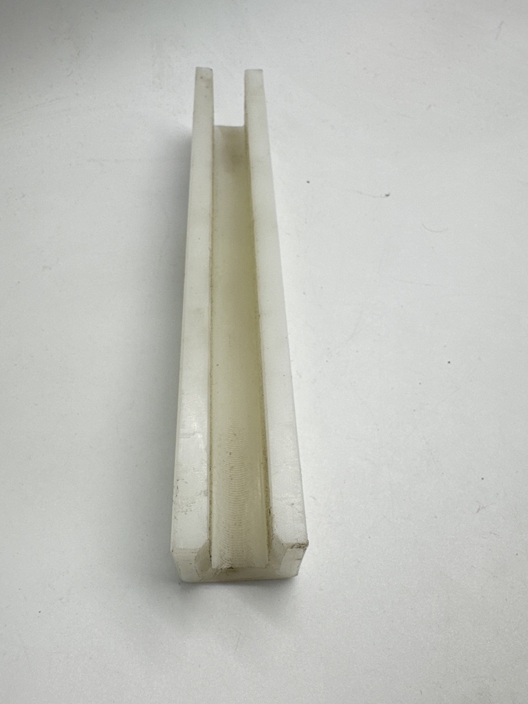 FABRICACION DE GUIA EN TECHNYL 235MM LARGO POR 35MM ANCHO POR 37MM ALTO PARA RIEL DE 16MM (POSTACEN L5)   